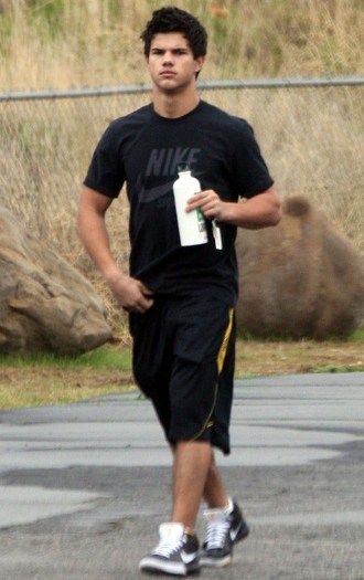 taylor-lautner-gym[1]