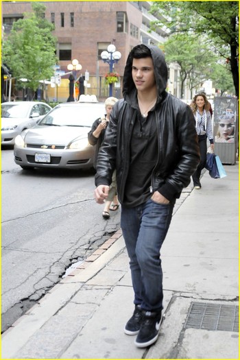 taylor-lautner-tour-toronto-05[1]