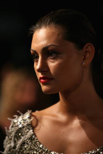 Phoebe+Tonkin+Tomorrow+War+Began+Melbourne+-I4MH_lFDG7l[1] - pehobe tonkim