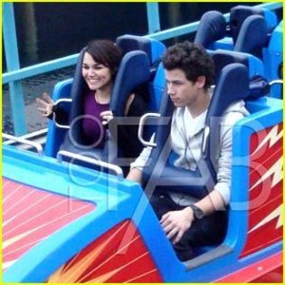 Nick-Jonas-Samantha-Barks-Disneyland-Date-nick-jonas-18379830-300-300 - DisneyLand date