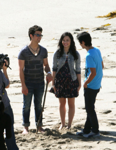 Joe+Jonas+Demi+Lovato+make+sweet+music+st7GRk-eYMcl - Joe Jonas and Demi Lovato Film a Music Video