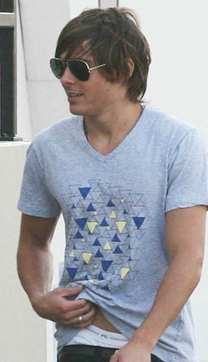 zac_efron_low_rise_jeans_01a[1]