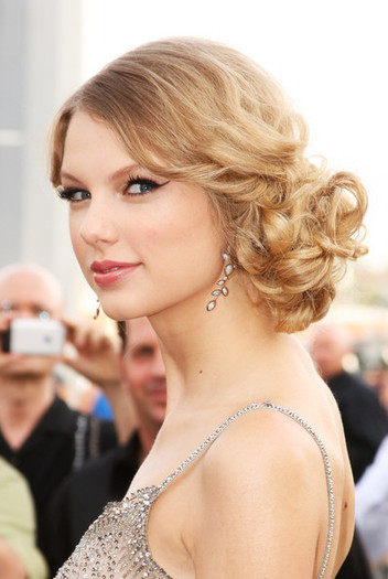 2009+CMT+Music+Awards+Arrivals+u-BzA17DRTVl - taylor swift