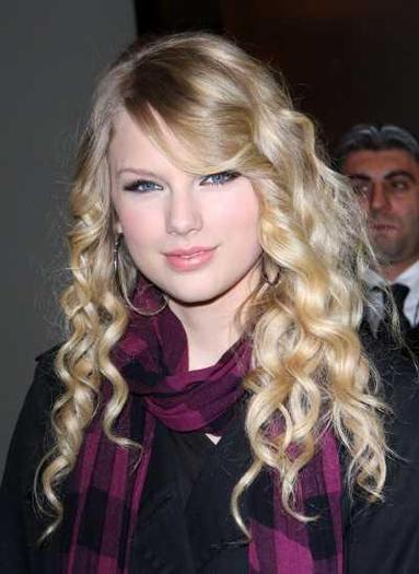 taylor_swift_long_blonde_curly_hairstyle_nov_08