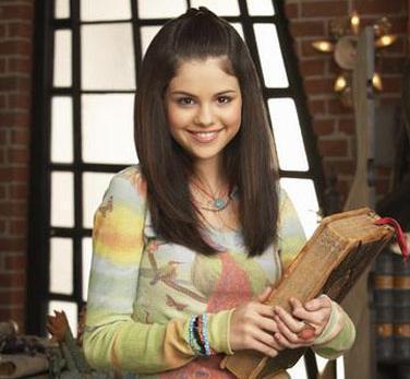 holding-spell-book-wizards-of-waverly-place-13828426-376-347 - magicienii din waverly place