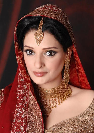 pakistani-bridal-makeup-with-heavy-jewelry-and-expensive-dress-2