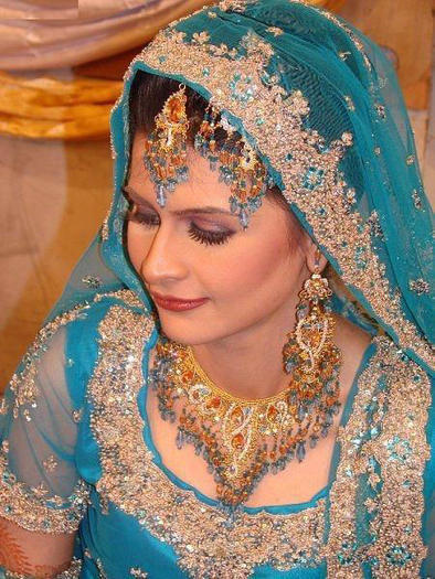 pakistani-bridal-makeup-with-heavy-jewelry-and-expensive-dress-3