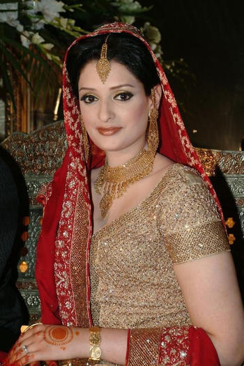 pakistani-bridal-makeup-with-heavy-jewelry-and-expensive-dress-6 - Podoabe indiene2