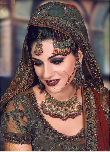 pakistani-bridal-makeup-with-heavy-jewelry-and-expensive-dress-7 - Podoabe indiene2