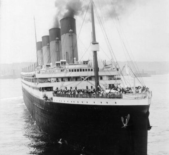 Oly bow in port2 - Poze cu Titanic