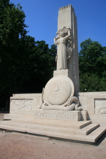 monumentul-porumbeilor - EROI-an timpul razboiului