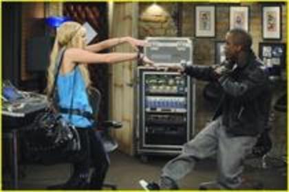 normal_miley-cyrus-iyaz-hmf-19