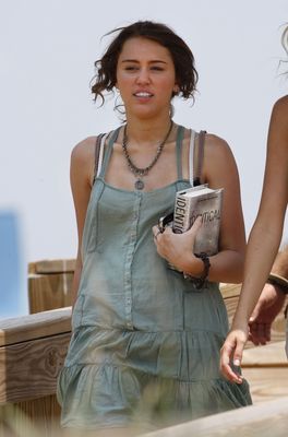 miley-cyrus-837724l-poza - miley cyrus