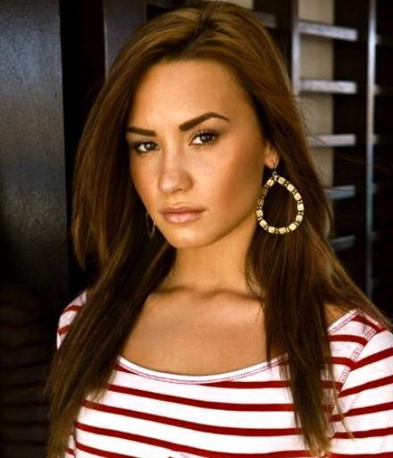 Demi-Lovato-blonde-hair-streaks-red-line-shirt - Demi Lovato