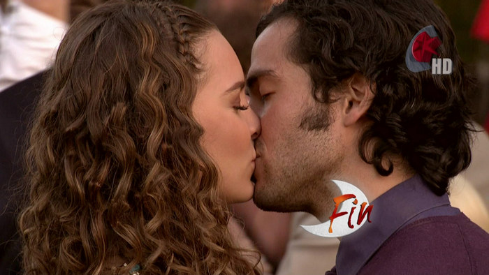 Sebastian y Valentina beso de fin
