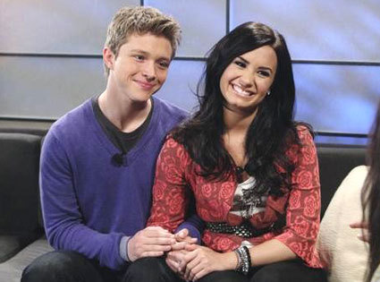 425.Lovato.Knight.tg.111810 - demi lovato si sterling knight