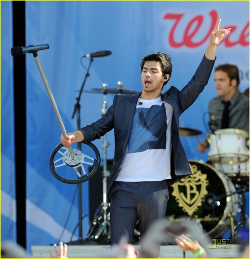 jonas brothers demi lovato gma 08