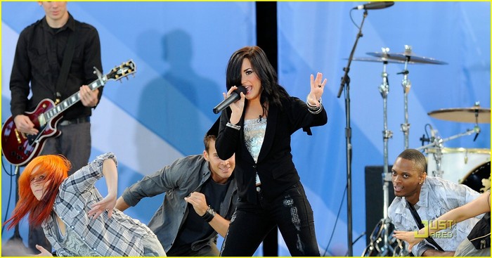 jonas brothers demi lovato gma 09