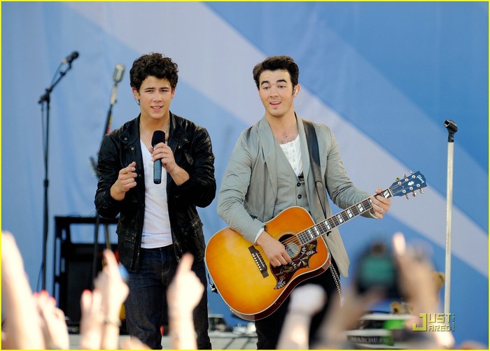 jonas brothers demi lovato gma 13