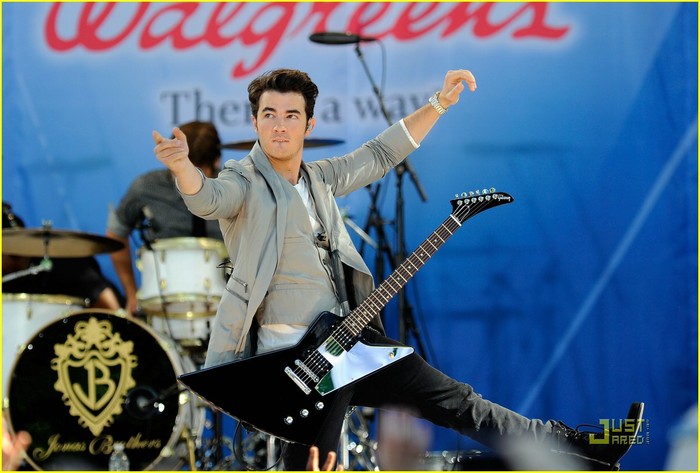 jonas brothers demi lovato gma 15