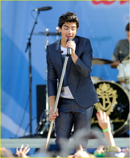 jonas brothers demi lovato gma 17