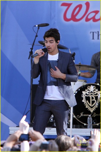 jonas brothers demi lovato gma 18