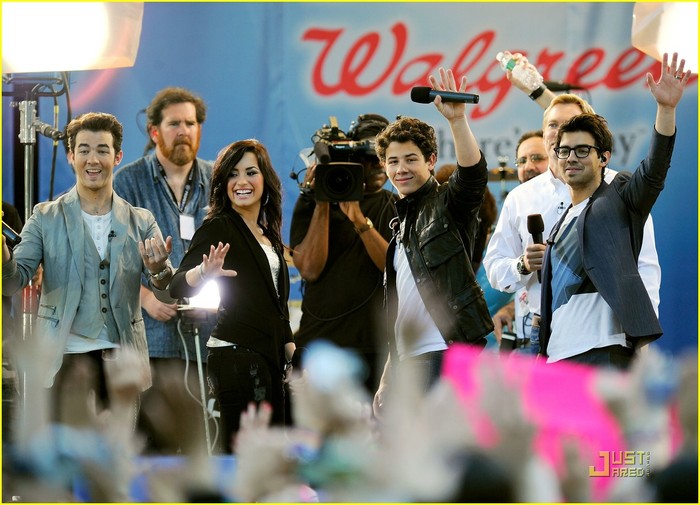 jonas brothers demi lovato gma 20