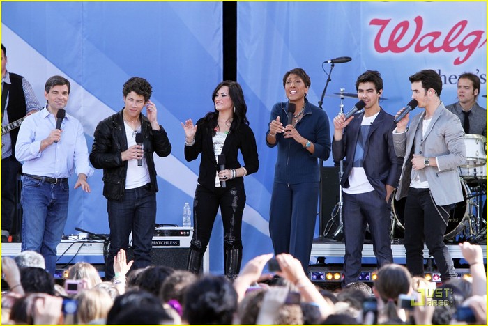 jonas brothers demi lovato gma 24