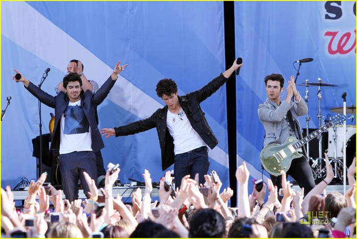 jonas brothers demi lovato gma 28