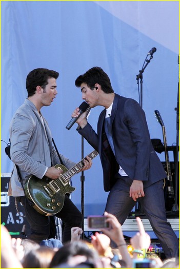 jonas brothers demi lovato gma 29
