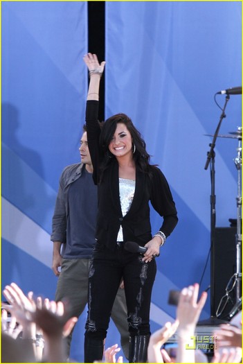 jonas brothers demi lovato gma 31