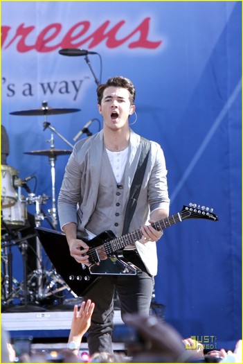 jonas brothers demi lovato gma 34