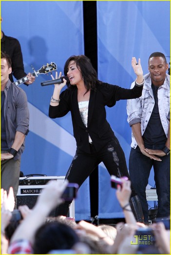 jonas brothers demi lovato gma 37