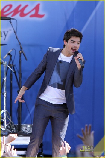 jonas brothers demi lovato gma 38
