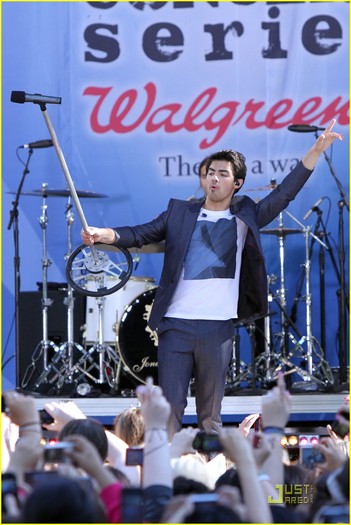 jonas brothers demi lovato gma 40