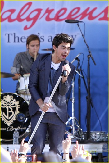 jonas brothers demi lovato gma 04