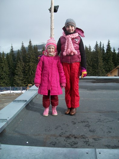 100_0547 - eu si sora mea la munte in statiunea ranca 2011