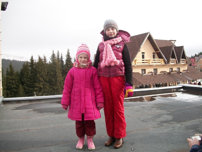 100_0546 - eu si sora mea la munte in statiunea ranca 2011