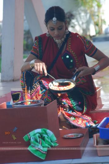 108918-shweta-tiwari-making-food-in-bigg-boss-4-house - Shweta Tiwari - Aradhana Sareen