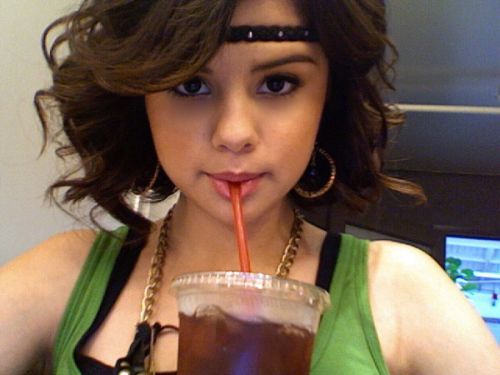 Selena_Gomez_iced_tea - ALEGE VOTEAZA