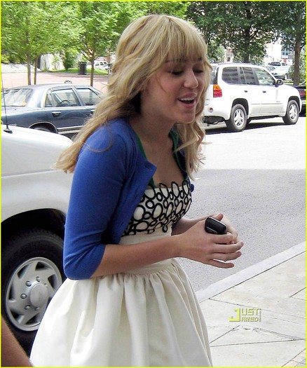 miley-cyrus-blonde-bob-03