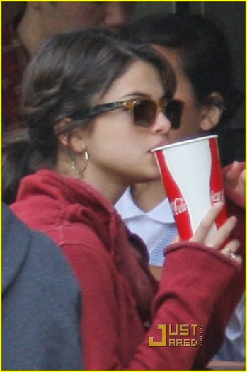 selena-gomez-capilano-cute-08