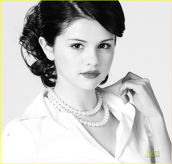 selena-gomez-gal-friday-02