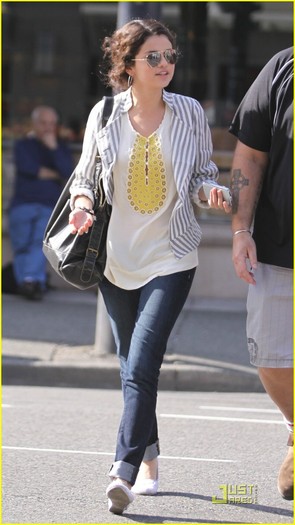 selena-gomez-starbucks-sweet-02