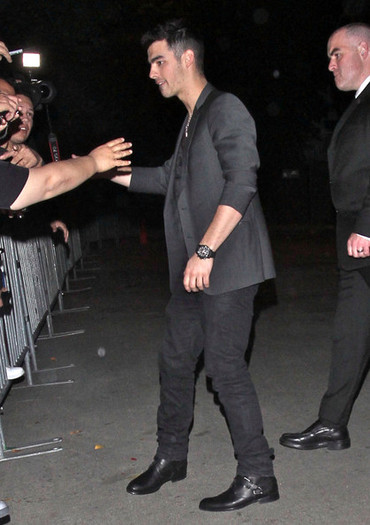 Joe+Jonas+Celebrities+Arriving+Chateau+Marmont+Ji-5vGI4pzql - Celebrities Arriving At The Chateau Marmont Hotel