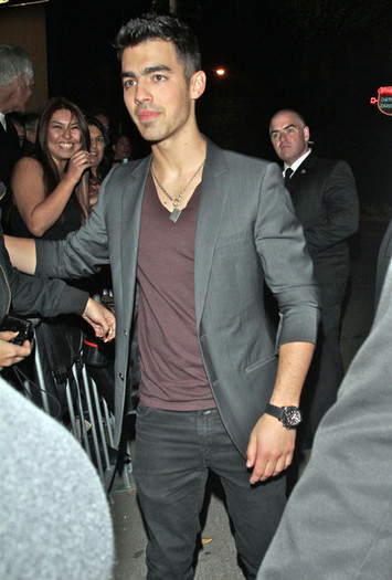 Joe+Jonas+Celebrities+Arriving+Chateau+Marmont+Jj-yMc7RMNbl - Celebrities Arriving At The Chateau Marmont Hotel