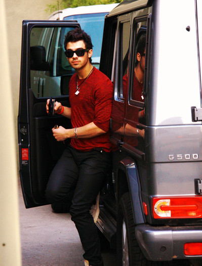 Jonas+seen+getting+out+Mercedes+phone+gum+bbAL6u81Dcpl - Joe Jonas Goes to a Studio in Hollywood