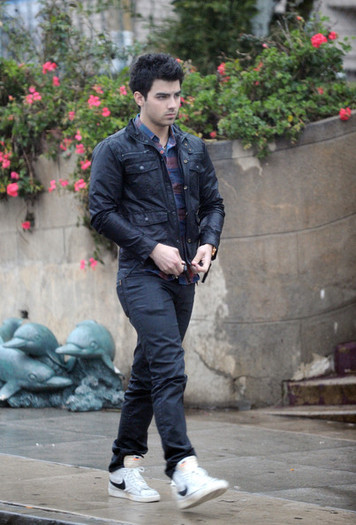 Jonas+walking+in+the+rain+998sMANEE_Ll - Joe Jonas in Silver Lake