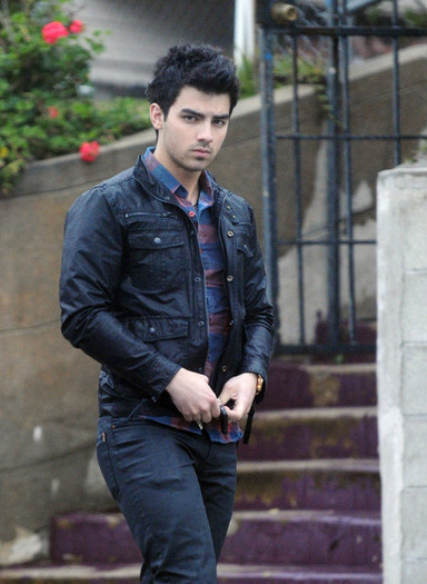 Jonas+walking+in+the+rain+YkNgPnVZgx2l - Joe Jonas in Silver Lake