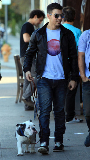 Joe+Jonas+Joe+Jonas+Out+Lunch+Kings+Road+Cafe+a_WaRl3EwaLl - Joe Jonas Out For Lunch At The Kings Road Cafe